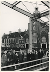1967-612 Het geïnstalleerde comité Delfshaven staande op de Piet Heynsbrug. In het midden (wijzend) de voorzitter, ...