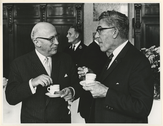 1967-627 Burgemeester van Amsterdam de heer I. Samkalden (links) en burgemeester van Rotterdam, de heer W. Thomassen in ...