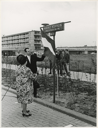 1967-749 De weduwe van de verzetsheld Marinus Bolk onthult het naambordje van het Marinus Bolkplein.