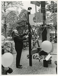 1968-1000 De heer G. van der Waal, bestuurslid van voormalig Volkshuis De Brink in Vreewijk onthult het Ding ter ...