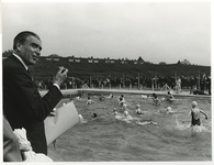 1968-1002 Bij de opening van het zwembad aan de Spaanseweg door wethouder J.G. van der Ploeg.