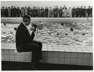 1968-1003 Bij de opening van het zwembad aan de Burgemeester Koningssingel door wethouder J.G. van der Ploeg.