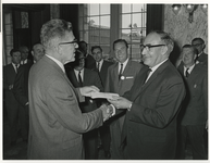 1968-1008 Captain Blight (rechts), plaatsvervangend secretaris-generaal van de International Transport Federation ...
