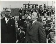 1968-1018 Wethouder H.C.G.L. Polak (rechts) opent het nieuwe station Rotterdam-Alexander. Links staat de heer J.K.J. ...