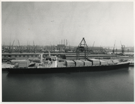 1968-1035 Het containerschip American Lancer ligt afgemeerd bij de Europe Container Terminus (ECT) in de Prinses ...