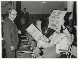 1968-1036 Wethouder G.Z. de Vos bij de bijeenkomst in gebouw Pretoria georganiseerd door de Raad voor Maatschapoelijk ...