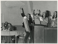 1968-1037 Een groep meisjes zingt een strijdlied tegen het gemeentelijk beleid ten aanzien van de Afrikaanderwijk, bij ...
