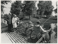 1968-1038 Opening van het viswater van de invalidensportclub bij het Fort Noorddijk te Nieuwenhoorn, door mevrouw J.M. ...