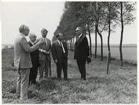 1968-1048 Rotterdamse adviseurs, (van links naar rechts): C.D. van Oosten, burgemeester van Klundert, H.E.M. Schaminée, ...