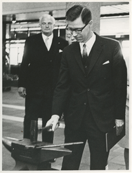 1968-1074 Staatssecretaris van Onderwijs en Wetenschappen, J.H. Grosheide opent in de hal van de Doelen de ...
