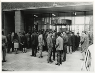 1968-1076 Migranten voor het hoofdbureau van politie aan het Haagseveer.