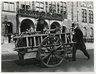 1968-1078 Een slangen-en ladderwagen als onderdeel van een defilé op de Coolsingel bij het stadhuis, in verband met het ...