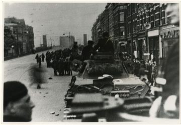 1968-1171 Duitse militairen met tanks in de Van der Takstraat. Op de achtergrond de Willemsbrug.