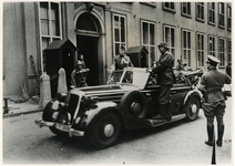 1968-1172 Na de capitulatie van Nederland. Militairen arriveren bij een gebouw, waarschijnlijk in Den Haag.