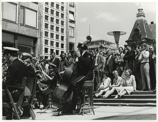 1968-1301 Publieke belangstelling voor een concert van de Marinierskapel der Koninklijke Marine op het Stadhuisplein.
