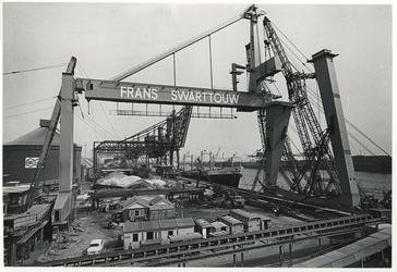 1968-1320 Montage van de grootste ertslosbrug voor ertsen in de Rotterdamse haven, op het terrein van Frans Swarttouw. ...