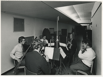 1968-1331 Uitvoering door leden van een orkest, dat achter het podium speelt als onderdeel van een ...
