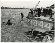 1968-1432 Nationale Vlootdagen. Demonstratie door kikvorsmannen vanaf het duikschip Rhenen op de Nieuwe Maas voor de ...