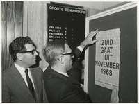 1968-1696 Wethouder J. Reehorst hangt in de Groote Schouwburg het eerste affiche op van het Introductie-Festival, links ...