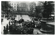 1968-1749 Op het G.K. van Hogendorpplein vindt de herdenkingsbijeenkomst van de Onafhankelijkheid plaats.