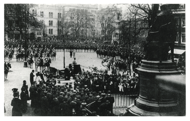 1968-1749 Op het Van Hogendorpsplein vindt de herdenkingsbijeenkomst van de Onafhankelijkheid plaats.