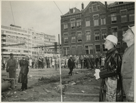 1968-1875 De eerste paal gebouw Nederlandse Dagbladunie aan de Westblaak. Deze wordt geslagen door Hans Pluygers, zoon ...