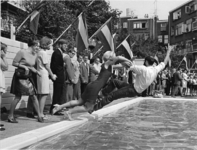 1968-1878 Opening van het instructie schoolzwembad Delfshaven van de Piet Heinschool.