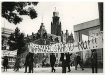 1968-2017 Demonstratie van Surinamers tegen premier Pengel voor de ingang van het Hilton Hotel, waar de Surinaamse ...