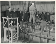 1968-205 J. Vrij, (links) directeur-generaal van het Verkeer stelt in de balkenfabriek voor de 175 benodigde balken van ...