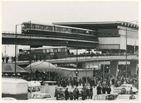 1968-207 Tijdens de opening van de metro. Overzicht van de drukte bij het Zuidplein met kermis en het metrostation.