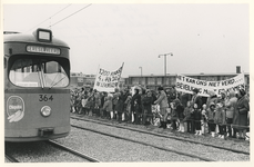 1968-209 Demonstratie voor betere beveiliging van de trambaan van lijn 2 in Hordijkerveld tijdens de openingsrit van ...