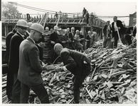1968-2139 De groentijd van het Rotterdams Studenten Corps. Op het bouwterrein van hun eigen nieuwe sociëteit Hermes aan ...