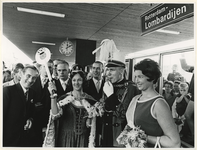 1968-2167 De opening van het station Rotterdam-Lombardijen. Het vertreksein geeft de Koningin van Lombardijen, mevrouw ...