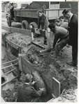 1968-2172 Opgraving van een vliegtuigbom uit de Tweede Wereldoorlog in de Havenstraat.