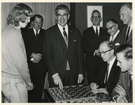 1968-243 Dammer Ton Sijbrands (links) tijdens een simultaanpartij aan 50 damborden in de kantine van het dagblad Het ...