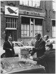 1968-2462 Aan de Vinkenstraat wordt het buurthuis De Vink door de wethouder van Onderwijs, Jeugdzaken en Vormingswerk, ...