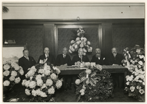 1968-2496 Een groepsfoto van de bestuursleden van de Rotterdamsche Tramweg Maatschappij (RTM) tijdens de viering van ...