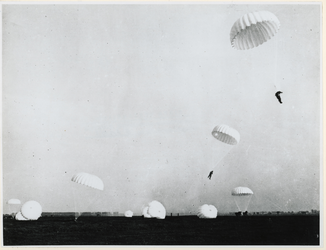 1968-251 Oefening van Duitse parachutisten - Fallschirmjäger - bij Paderborn in Duitsland.