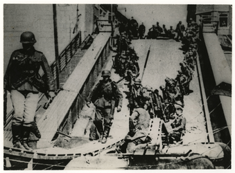 1968-254 De opmars van Duitse troepen in Maastricht.