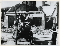 1968-262 Bewoners van de gebombardeerde binnenstad voeren met een paard en wagen hun huisraad weg.