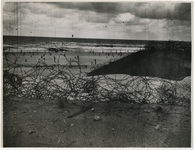 1968-270 Op het strand en in het duingebied aan de Noordzee hebben de Duitse troepen paaltjes, prikkeldraad en bunkers ...