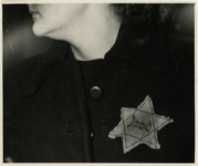 1968-281 Een Davidster op de kleding van een vrouw als onderdeel van de Joodse onderdrukking tijdens de Tweede Wereldoorlog.