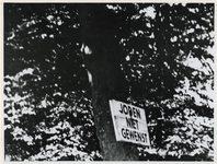 1968-282 Mededelingenbord met de tekst: Joden niet gewenst aan een boom bij de ingang van een Rotterdams park, als ...