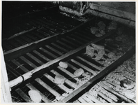1968-292 Een vloer waarvan de planken weggebroken zijn, om te dienen als brandstof.