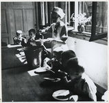 1968-295 Vanwege de voedselschaarste tijdens de Hongerwinter van 1945 wordt voedsel uitgedeeld aan kinderen tijdens de ...
