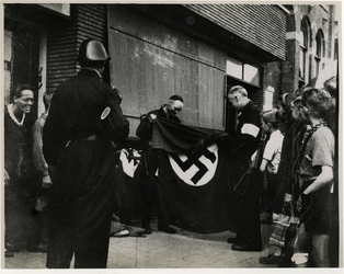 1968-302 Leden van de Nederlandsche Binnenlandsche Strijdkrachten halen een hakenkruisvlag naar beneden.