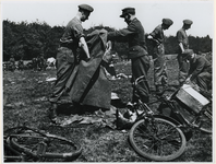 1968-304 Duitse soldaten worden gefoullieerd door leden van de Nederlandsche Binnenlandsche Strijdkrachten in de dagen ...