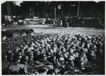 1968-305 Duitse helmen en oorlogsmateriaal liggen opgestapeld in de dagen na de bevrijding.