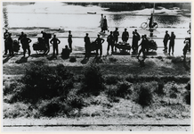 1968-306 Duitse soldaten vertrekken gehaast met handkarretjes in de dagen na de bevrijding.