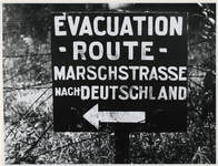1968-307 Een richtingsbord bestemd voor naar Duitsland terugkerende Duitse militairen met de aanduidingen: evacuation ...